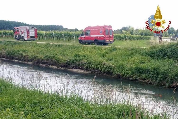 Le ricerche della donna scomparsa. Foto dei vigili del fuoco